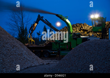 Production de plaquettes de bois, la Suède. Banque D'Images