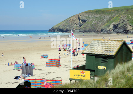 La plage de sable de Mawgan Porth à Cornwall, UK Banque D'Images