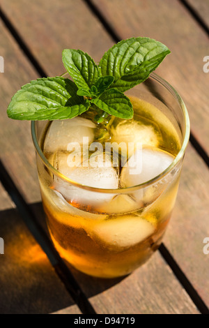 Verre de thé glacé avec des glaçons et des feuilles de menthe, close-up Banque D'Images