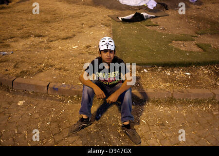 Istanbul, Turquie. 10 Juin, 2013. Young Turk vend des masques de Guy Fawkes dans la place Taksim, Istanbul le 10 juin 2013. Credit : Konstantinos Tsakalidis/Alamy Live News Banque D'Images