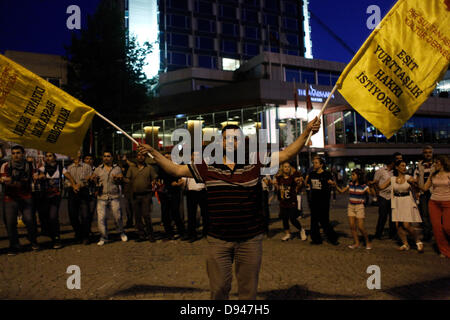 Istanbul, Turquie. 10 Juin, 2013. Les manifestants turcs ont dansé sous le son des chansons folkloriques turques sur la place Taksim à Istanbul le 10 juin 2013. Credit : Konstantinos Tsakalidis/Alamy Live News Banque D'Images