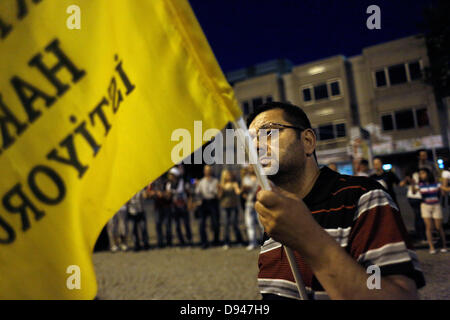 Istanbul, Turquie. 10 Juin, 2013. Les manifestants turcs ont dansé sous le son des chansons folkloriques turques sur la place Taksim à Istanbul le 10 juin 2013. Credit : Konstantinos Tsakalidis/Alamy Live News Banque D'Images