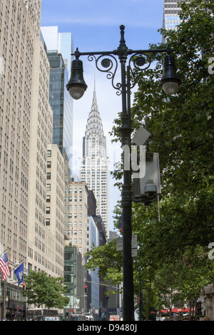 À l'est le long de la 42e rue, avec le Chrysler Building tournage jusqu'à l'arrière-plan, NYC. Banque D'Images
