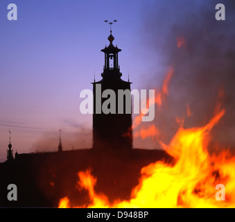 L'Hôtel de Ville de Stockholm et un feu de joie sur nuit de Walpurgis, la Suède. Banque D'Images