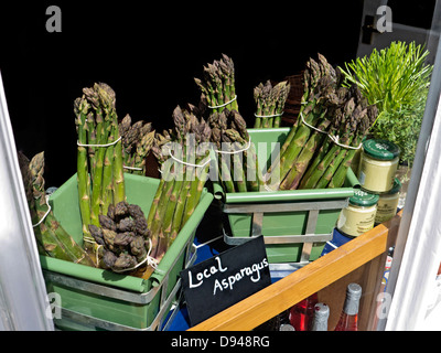 BOUTIQUE DU village D'ASPERGES au Royaume-Uni avec des petits pains d'asperges britanniques locaux exposés dans une fenêtre à vendre avec une étiquette rustique de tableau noir Banque D'Images