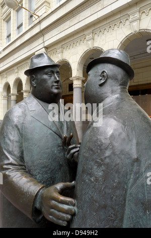 Une sculpture par William McElcheran intitulée "La conversation sur Stephen à pied dans le centre-ville de Calgary Alberta Canada Banque D'Images