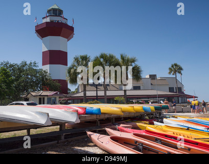 Kayaks colorés et le phare de Harbour Town, Hilton Head Island, Caroline du Sud Banque D'Images