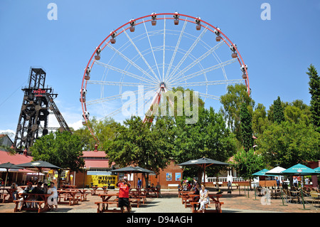 Roue Géante et place de la ville de Gold Reef City Theme Park, Johannesburg, la Province de Gauteng, Afrique du Sud Banque D'Images