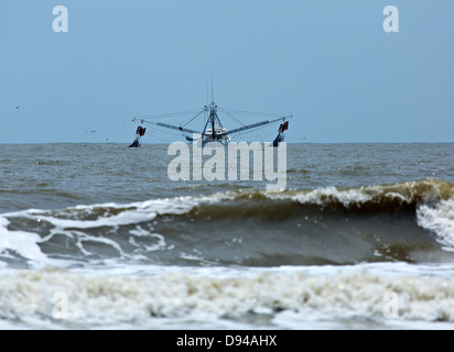 Chalutier Commercial la pêche à la crevette au large de l'île de chasse, Caroline du Sud Banque D'Images