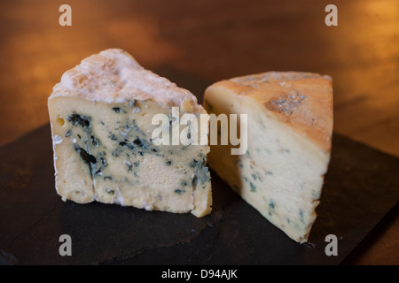 Deux portions de fromage au bleu sur noir ardoise Banque D'Images