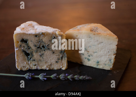 Deux portions de fromage au bleu sur noir ardoise Banque D'Images