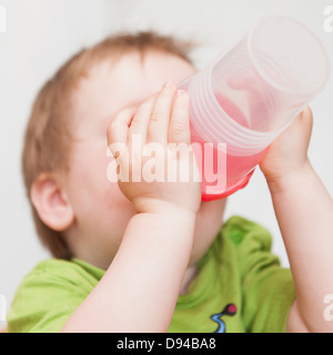 Boy drinking from bottle Banque D'Images