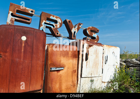 Rusty réfrigérateurs dans junkyard Banque D'Images