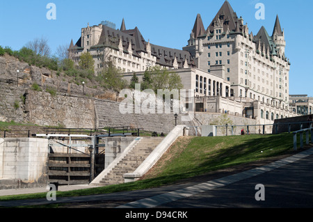 Fairmont Château Laurier par le Canal Rideau Banque D'Images