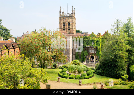 Great Malvern, Worcestershire, Angleterre. La tour de l'église du prieuré de Sainte Marie et saint Michel s'élève derrière l'Abbey Hotel Banque D'Images