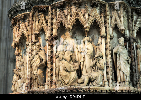 La Cathédrale de Worcester, en Angleterre. Détail de la chaire en pierre sculptée dans la nef dépeint la vie de Christ Banque D'Images