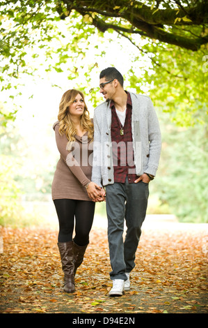 Un jeune couple à pied tout en se tenant la main. Banque D'Images