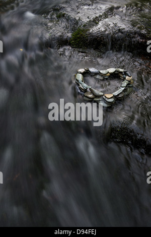 Sculpture de galets en forme de coeur dans Venford Brook, Dartmoor, Devon Banque D'Images