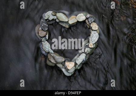 Sculpture de galets en forme de coeur dans Venford Brook, Dartmoor, Devon Banque D'Images