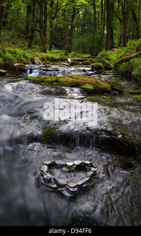 Sculpture de galets en forme de coeur dans Venford Brook, Dartmoor, Devon Banque D'Images