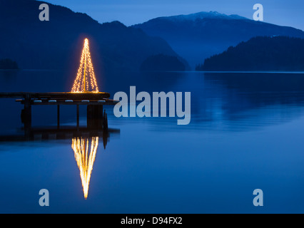 Arbre de Noël lumineux sur la jetée en bois Banque D'Images