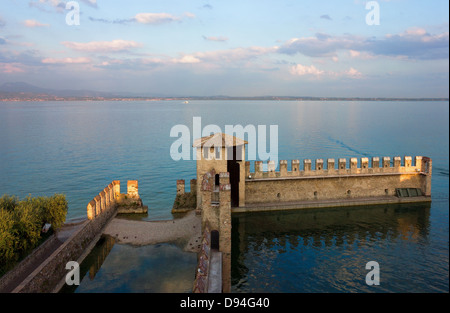 Lac de Garde soleil panoramique vue depuis Sirmione sur le lac avec des murs de la forteresse de Scaliger à l'avant. Banque D'Images