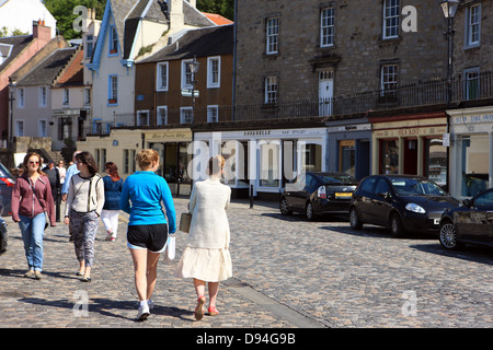 Les gens se promener à travers les rues pavées de South Queensferry, une ville côtière dans la ville d'Édimbourg en Écosse district Banque D'Images