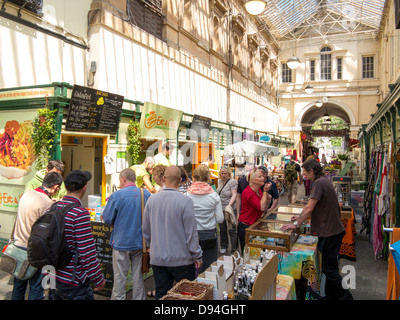 Bristol, Avon, Royaume-Uni : des stands de nourriture et de cafés à St Nicholas dans l'ancien marché Centre-ville de Bristol Banque D'Images