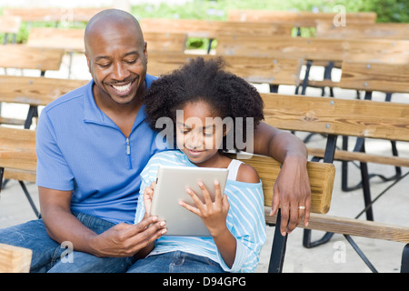 Père et fille using tablet computer Banque D'Images