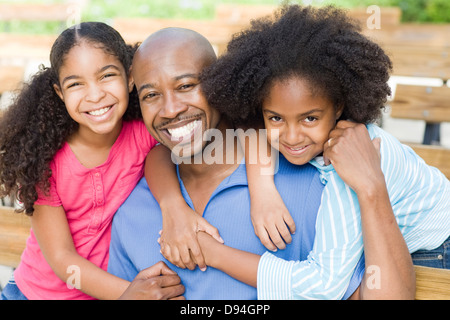 Père et filles smiling together Banque D'Images