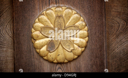 Sceau impérial du Japon, le chrysanthème, sur la porte en bois du sanctuaire de Yasukuni à Tokyo Banque D'Images