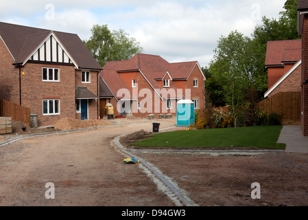 Nouvelles maisons en construction le long de l'ancienne A3 à Hindhead, Surrey, UK Banque D'Images