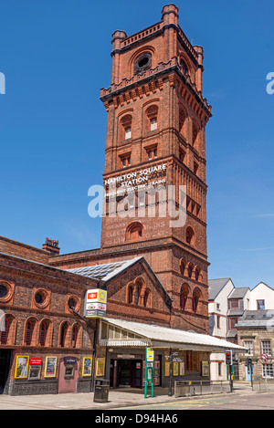 La gare de Hamilton Square Birkenhead montrant l'ancienne tour de levage hydraulique. Banque D'Images