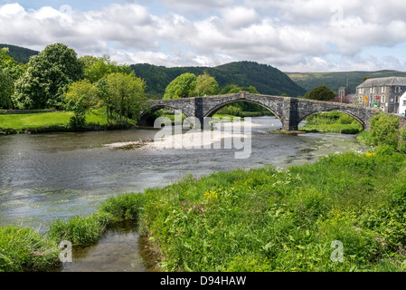 Un élégant 17ème siècle pont de pierre sur la rivière Conwy à Conwy. Le Nord du Pays de Galles Banque D'Images