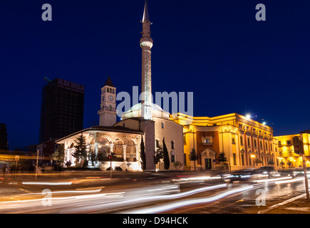 Ethem Bey mosquée entourée par traffic motion trails de nuit. La place Skanderbeg, Tirana, Albanie Banque D'Images