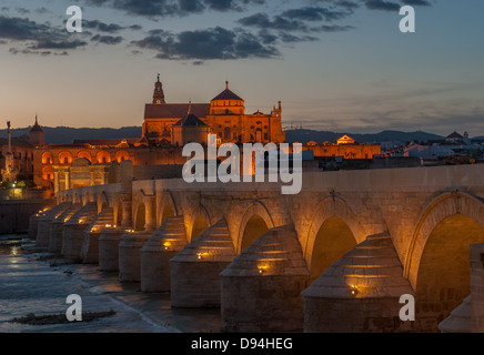 Cathédrale Mezquita et pont romain, Cordoue, Espagne Banque D'Images