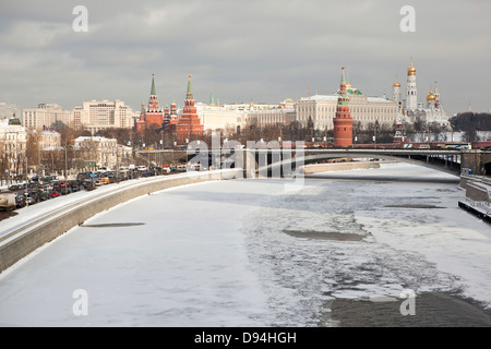 Vue sur la rivière Moskova gelée avec Kremlin, Moscou, Russie Banque D'Images