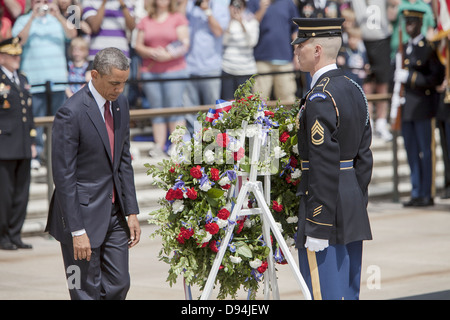 Le président américain Barack Obama lors de la cérémonie de dépôt de couronnes du Jour du Souvenir sur la Tombe du Soldat inconnu le 27 mai 2013 au cimetière national d'Arlington, VA. Banque D'Images