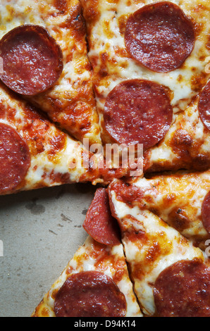 Vue de dessus de tranches de pepperoni Pizza à fort, une tranche de ce manque Banque D'Images