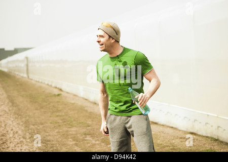 Homme mature après l'exécution de l'eau potable, Lampertheim, Hesse, Allemagne Banque D'Images