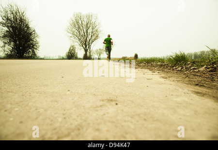 Man Running, Lampertheim, Hesse, Allemagne Banque D'Images