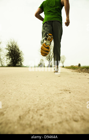 Low Angle View of mature Man Running, Lampertheim, Hesse, Allemagne Banque D'Images