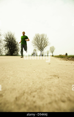 Man Running, Lampertheim, Hesse, Allemagne Banque D'Images