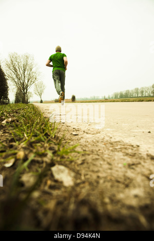 Low Angle View of mature Man Running, Lampertheim, Hesse, Allemagne Banque D'Images