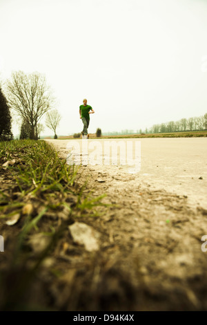 Low Angle View of mature Man Running, Lampertheim, Hesse, Allemagne Banque D'Images