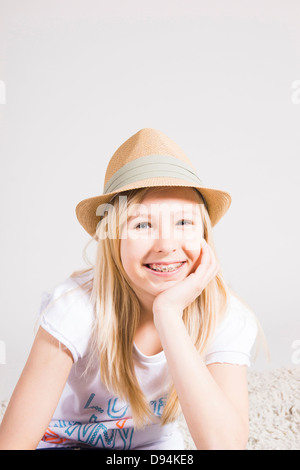 Portrait of Girl with Braces in Studio Banque D'Images