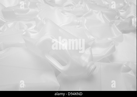 Les contenants de lait en plastique recyclable nécessité de recycler l'énergie limitée en raison de l'approvisionnement en pétrole devenir semi-cristallin d'enfouissement des déchets Banque D'Images