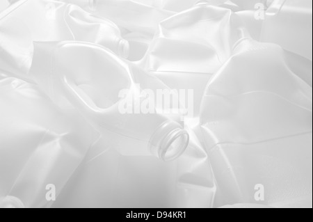 Les contenants de lait en plastique recyclable nécessité de recycler l'énergie limitée en raison de l'approvisionnement en pétrole devenir semi-cristallin d'enfouissement des déchets Banque D'Images