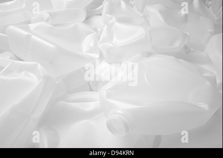 Les contenants de lait en plastique recyclable nécessité de recycler l'énergie limitée en raison de l'approvisionnement en pétrole devenir semi-cristallin d'enfouissement des déchets Banque D'Images