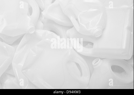 Les contenants de lait en plastique recyclable nécessité de recycler l'énergie limitée en raison de l'approvisionnement en pétrole devenir semi-cristallin d'enfouissement des déchets Banque D'Images